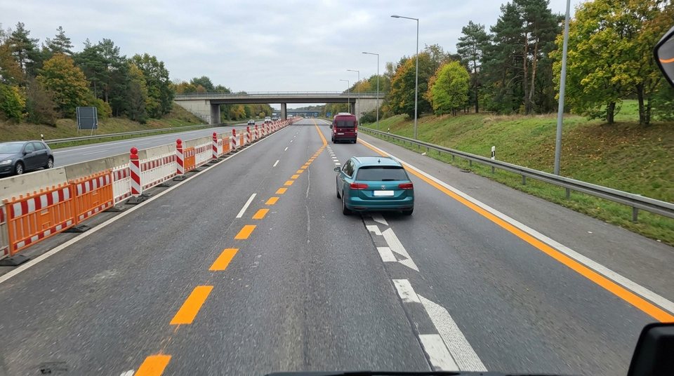 When both white and temporary orange lines are present during road works, follow only the orange markings. Drivers must guide their vehicles according to the orange lane demarcations.