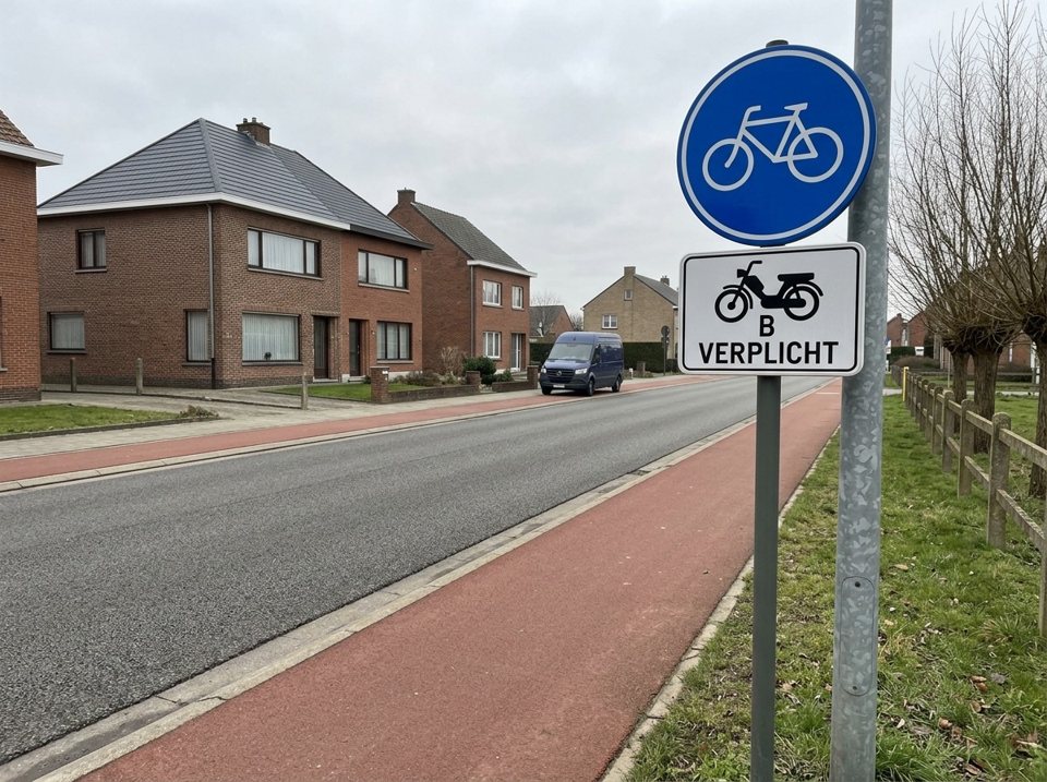 The white underplate with 'B VERPLICHT' beneath the blue cycle path sign indicates that class B mopeds are obligated to use this cycle track.